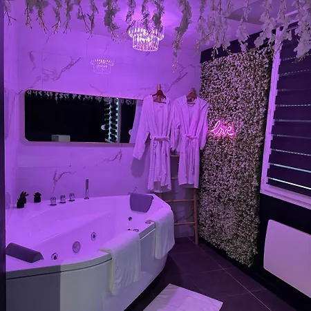 Romantic With Hot Tub Daire